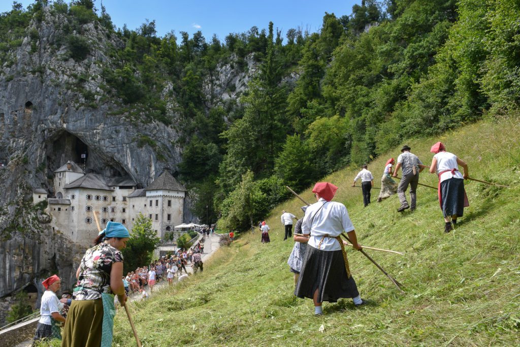 castello di predjama orari