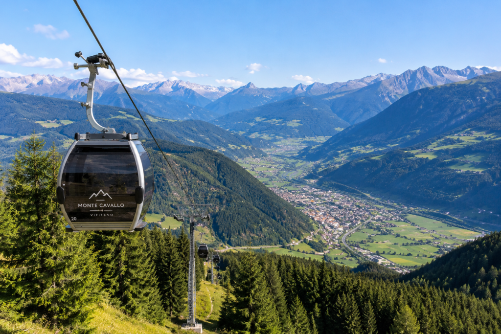 Cabinovia del Monte Cavallo sopra Vipiteno con vista sull'Alta Valle Isarco