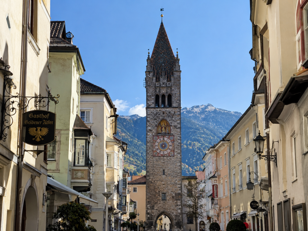 Torre delle Dodici a Vipiteno vista da via Città Nuova